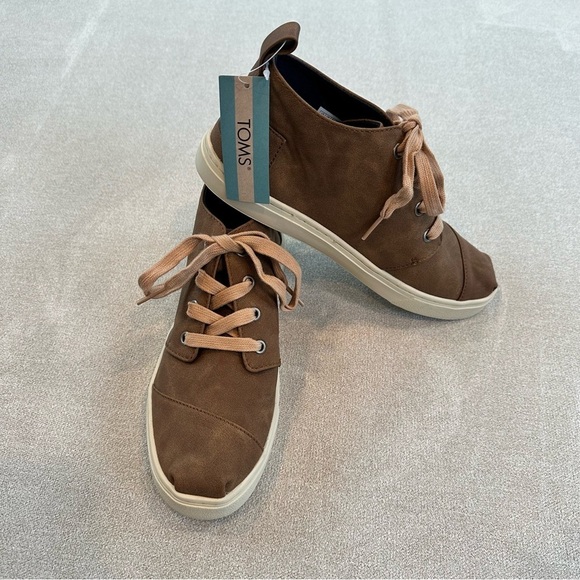 NWT. TOMS Kids' Botas Cupsole Shoe. Size 6. Brown. - Picture 2 of 11